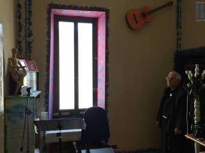 Da qui venivano infatti trasmessi i programmi di �Radio Grotte�, un�emittente fondata nella seconda met� degli anni 70 dal monaco Padre Pio, classe 1931